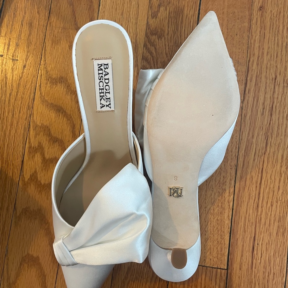 NEW IN BOX! Badgley Mischka Women's Cream Pointed-Toe Heels - Picture 3 of 5